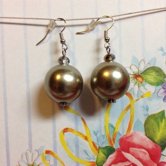 Pearl In A Metallic Brown Tone Drop Earrings - Picture 6 of 8